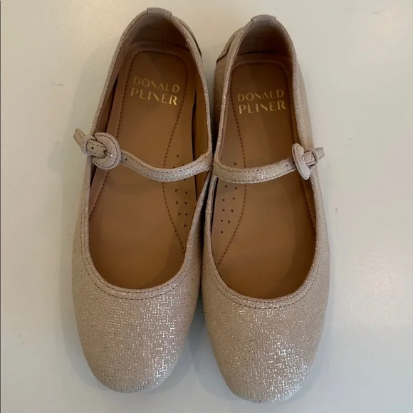 New Donald J. Pliner Beige Mary Jane Shoes.  Size 7B.
