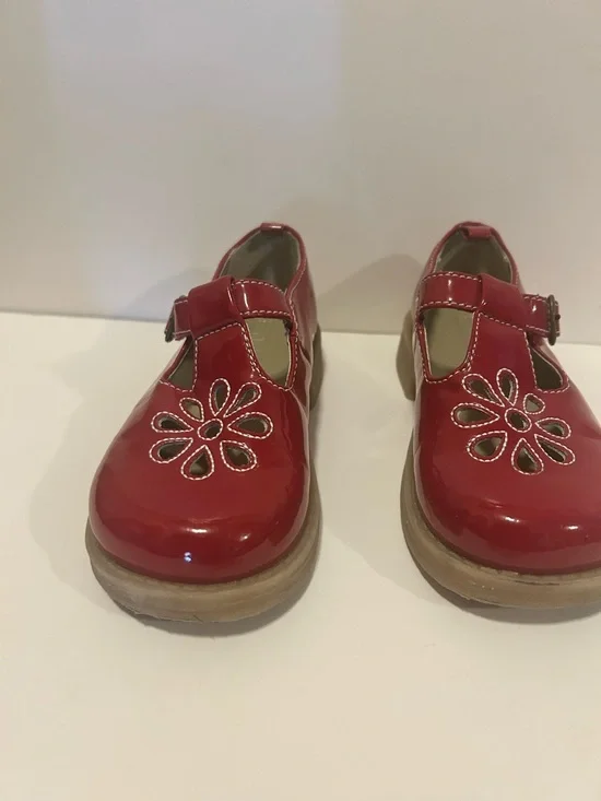 Gymboree Girls' Red Patent Mary Jane Shoes with Floral Cutouts - size 10