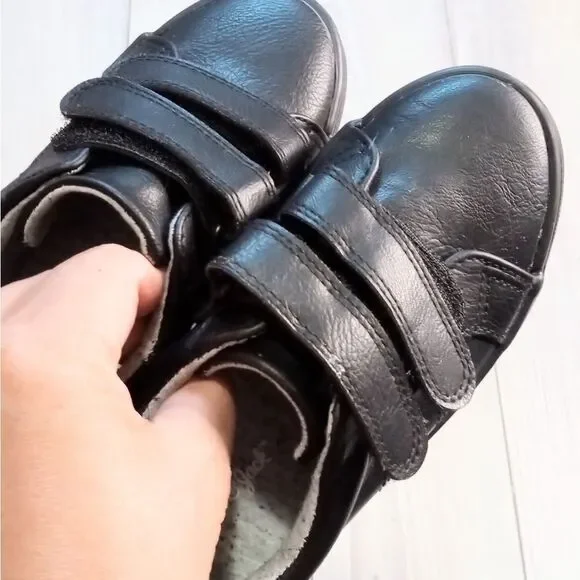 (19-3944) Cat & Jack Shoes  Sz 10