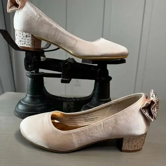 Badgley Mischka Girls Sparkle-Heeled Dress Shoes with Back Bow