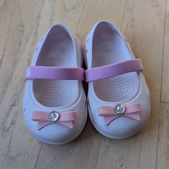 CROCS Kids Shoes with Pink Straps and Bows Size 4