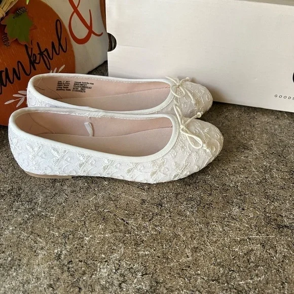 NIB SO Size 2 PENSACOLA White lace flats