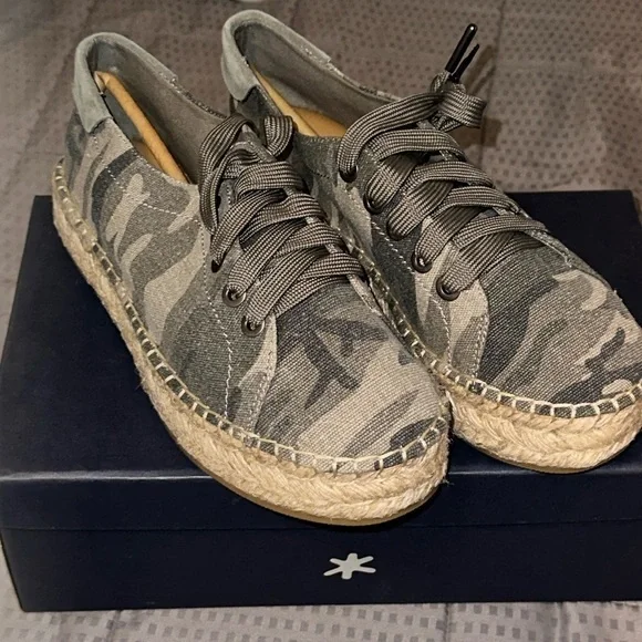 Splendid camo espadrille size 8