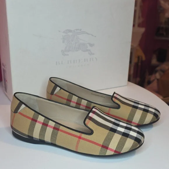 Like New Burberry Girls Novacheck Loafers!