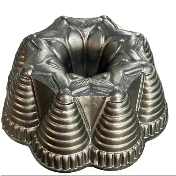Nordic Ware Bundt Fiesta Party Christmas Tree Cake Pan