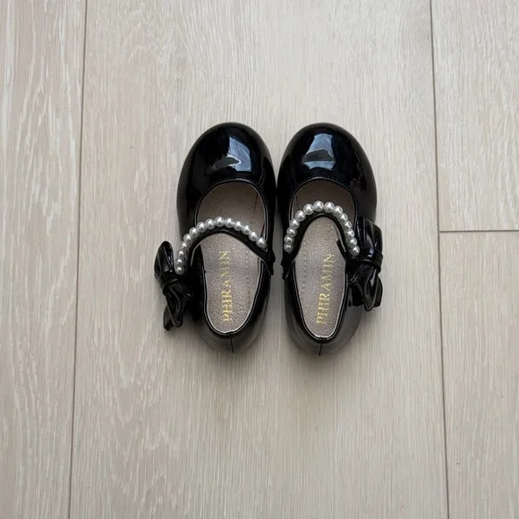✨   Black Kids Dress Shoes with Pearl Accent