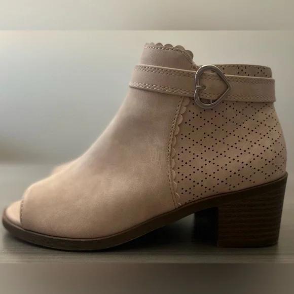 Elegant Tan Ankle Boots
