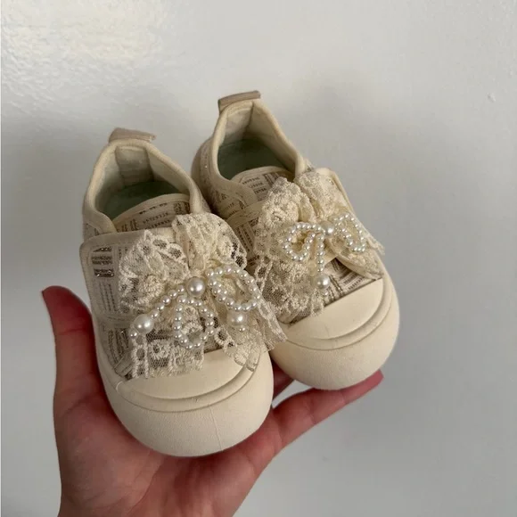 Elegant Cream Kids Shoes with Lace and Pearls