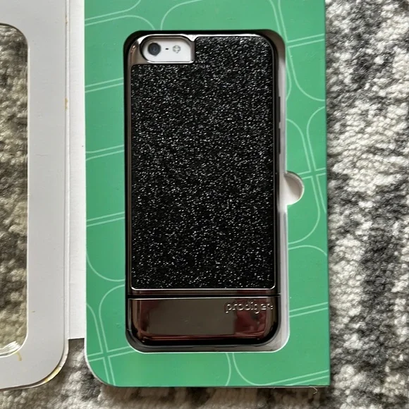 Black and chrome finish case for iPhone 6. Easy installation, slim and light!