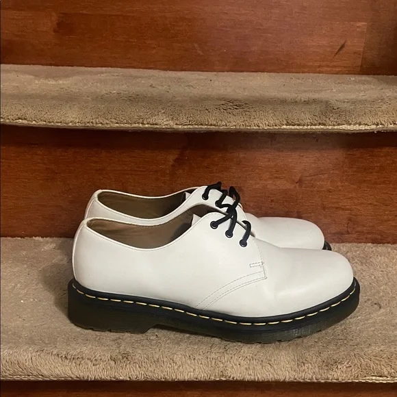 NWOT Dr. Martens White Leather Oxfords with Black Accents Men’s Size 8