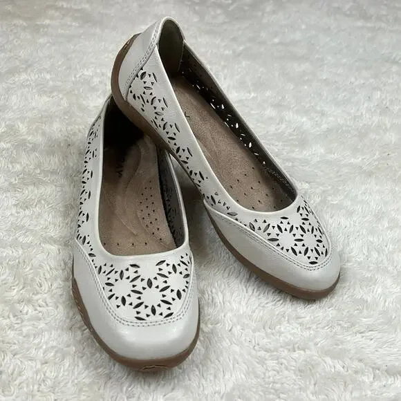 Array Jordan  lasercut cream faux‎ leather slip on ballet flats, shoes size 4.5