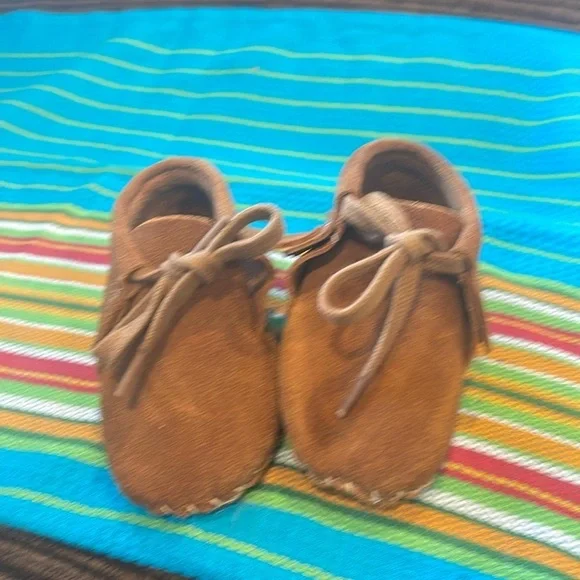 Mango baby Fringed leather boots  Rounded toe. Decorative fringing.
