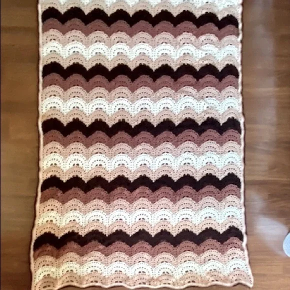 VINTAGE SCALLOP PATTERN GRANNY QUILT AFGHAN