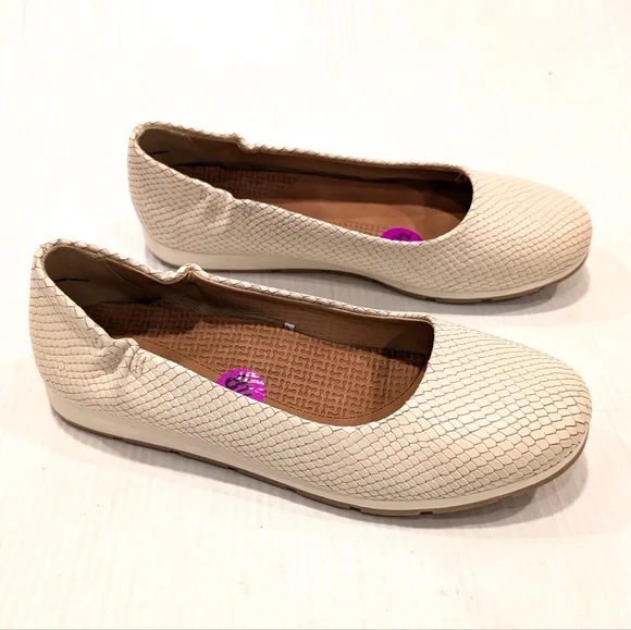 BARETRAPS Posture women's croc embossed ivory leather flats size 8.5