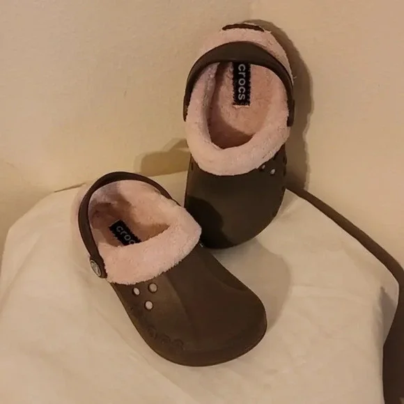 CHILDREN'S CLASSIC‎ CROC - BROWN WITH PINK FLEECE LINING (sz 10-11)