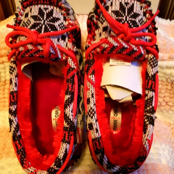 NWT - NIB MINNETONKA CASSIE red/white/black snowflake print moccasins (3)