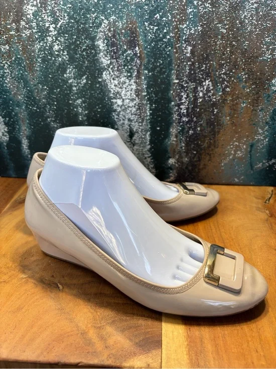 Bandolino Classic 2010s Style Patent Wedge Flats Taupe 8.5 VGUC