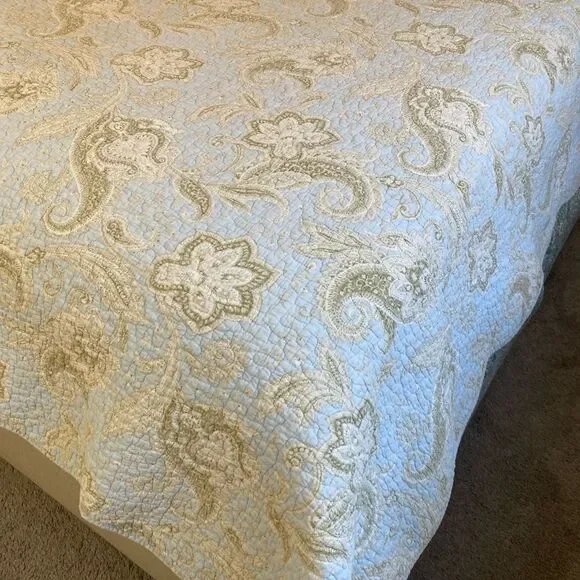 Elegant Paisley Vintage Quilt in Cream and Tan Queen
