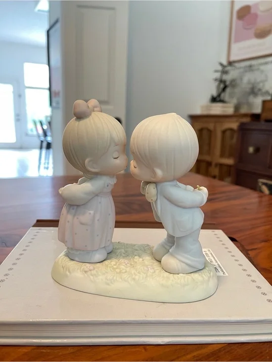 PRECIOUS MOMENTS BLESSINGS FROM ABOVE COUPLE KISSING 523747 1990
