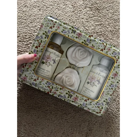 Crabtree & Evelyn SUMMER HILL 4pc Set Lotion Shower Gel Soaps Holiday Tin Box