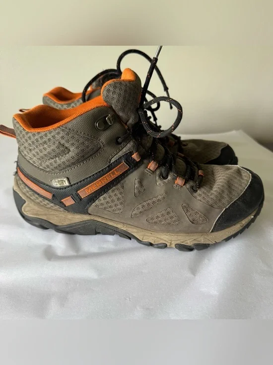 MERRELL Size 9 Men’s Boulder Waterproof Hiking Boots