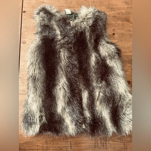 Girls GAP faux fur vest in size L zipper up with pockets