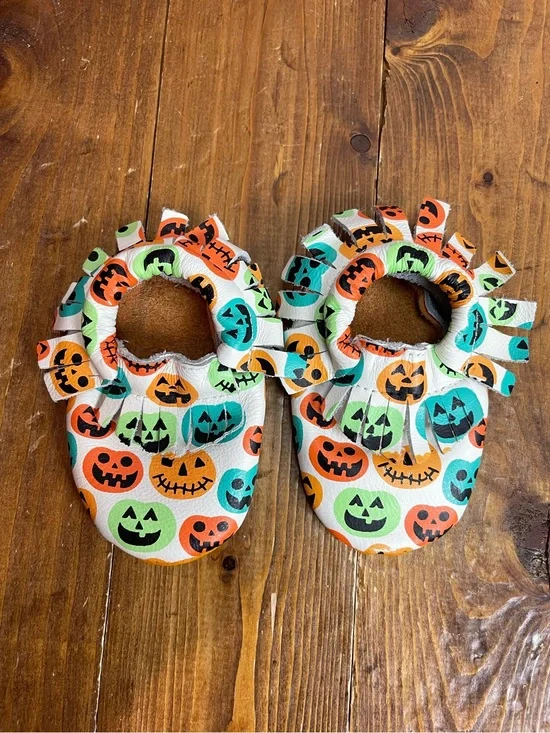 Baby moccasins leather with Halloween pumpkin design