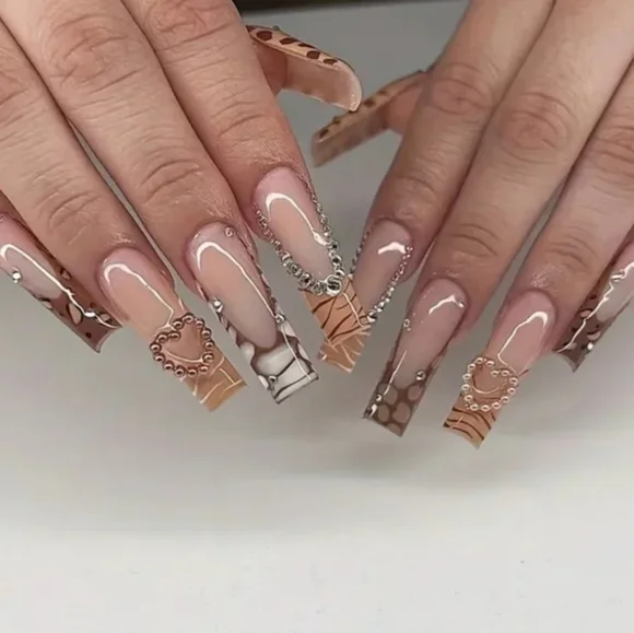 24 Pieces Fake press on nails