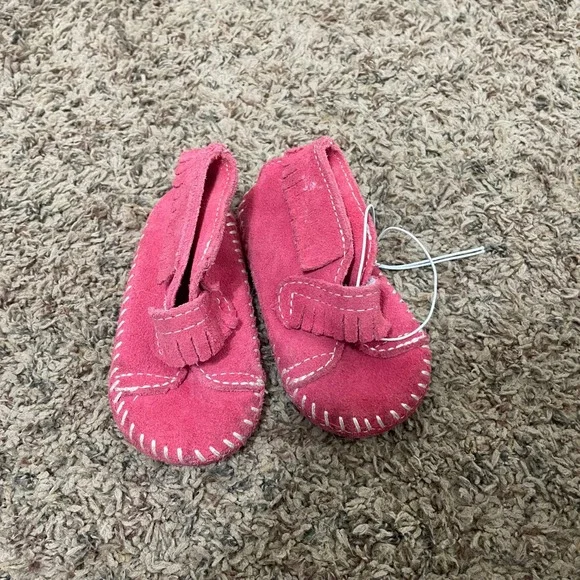 Infant Pink Suede Fringe Minnetonka Moccasins Baby Shoes‎ Toe to Heel 5.5