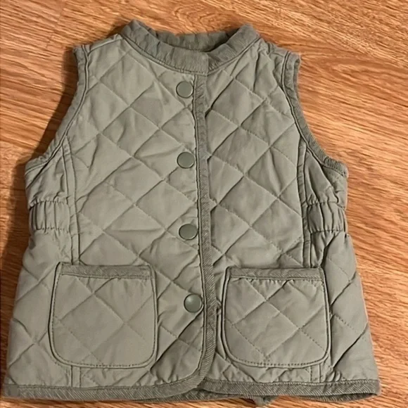 Gap baby sage green quilted vest size 3-6‎ mos