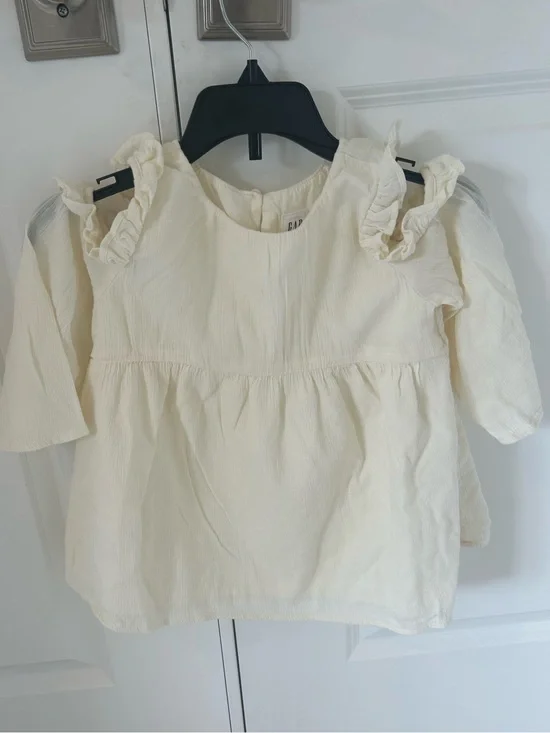 Girls small GAP cream colored shirt with shoulder cutouts