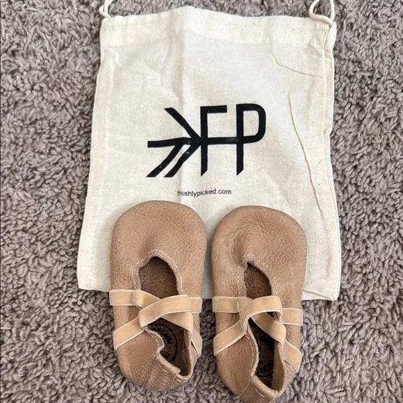 Freshly Picked Moccasins Soft Leather mini sole II Ballet Slipper size 3