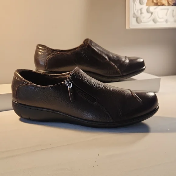 Clarks Ashland Lane Zip Brown Leather Slip‑On Cushion Soft Bendables Women’s 12W