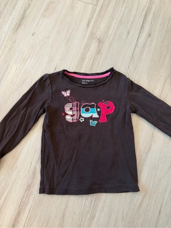 Vintage Y2K GAP Girls' Brown Long-Sleeve Logo Tee with Pink Applique
