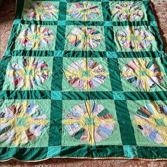 Vintage Dresden plate Patchwork Quilt with Green and Yellow Accents