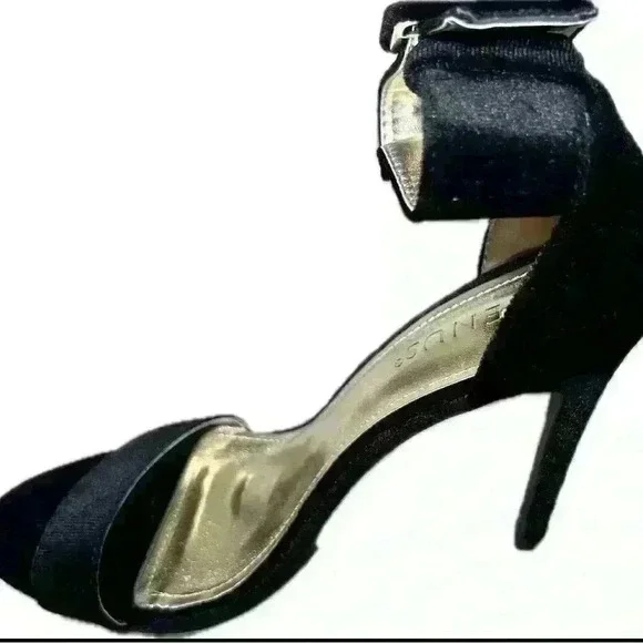 Venus high heels, Size 8 new without a box