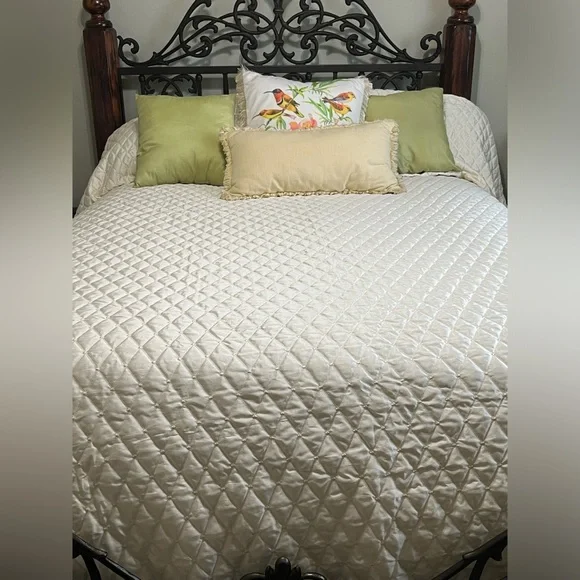 Croscill Home LLC Polyester Queen DIAMOND DESIGN BED- SPREAD White Label QUEEN