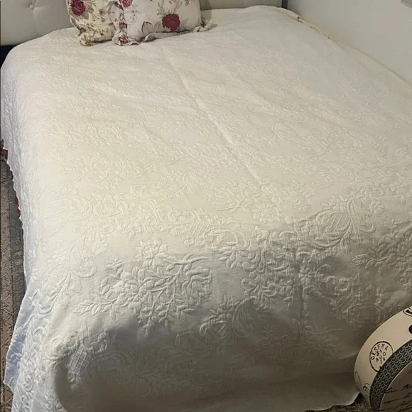 Luxurious White Cream Embroidered Quilt