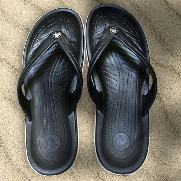 Men’s Crocs 11033 Crocband Flip Flops Black with White Stripe EUC