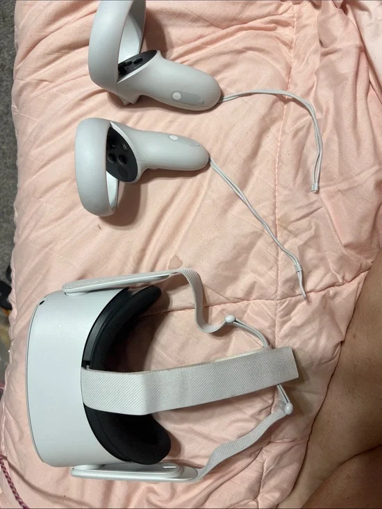 Standalone White VR Headset with Matching White Motion Controllers..Very Good