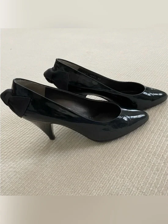 Collette Elegant Black Patent Leather Heel Pump with Contemporary Bow Size 6.5/7