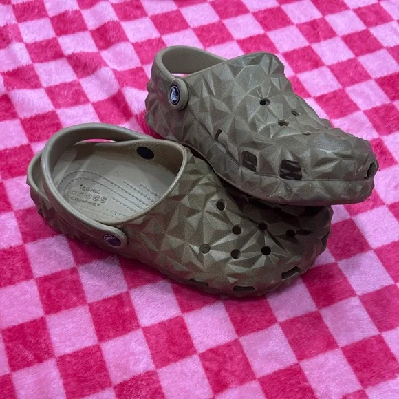 Crocs Geometric Classic Clog in Dark Gold