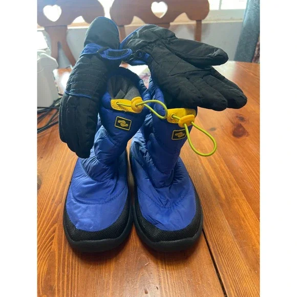 Royal Blue Puffer Snow Boots‎ 5 and Insulated Winter Gloves 8/10 Set Kids
