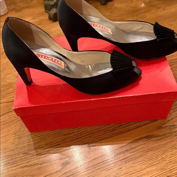 Bandolino VATIO ItalianBlackSatin PeepToe Fan AdornedHeelsElegance&comfort7.5M