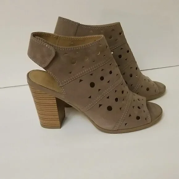 New Direction (Hayden) taupe colored heeled sandals. Size 9.
