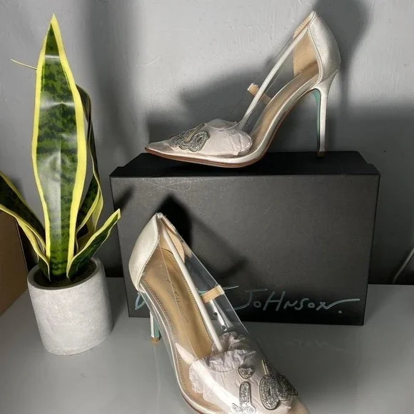 Betsey Johnson White and green embroidered pumps Size 8