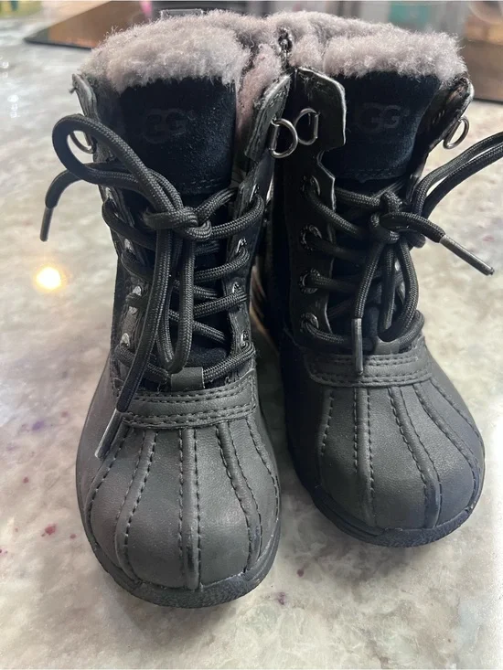UGG Waterproof Winter Snow Boots Kids Size 10 Black Faux Fur Lined Lace Up Zip