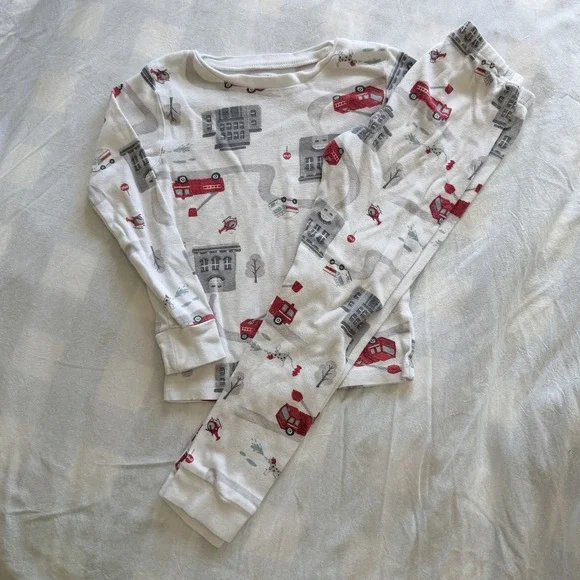 Carter's 2 Piece Pajama Set Fire Truck. Boys. Unisex. 5T