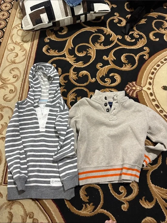 Bundle of 2 carters pullovers I like new condition. Size 6
