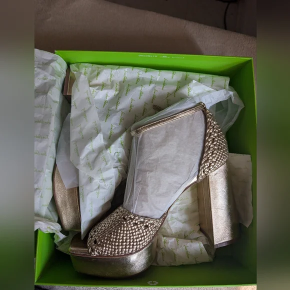 Sam Edelman Nattie platform sandals in metallic gold woven leather.